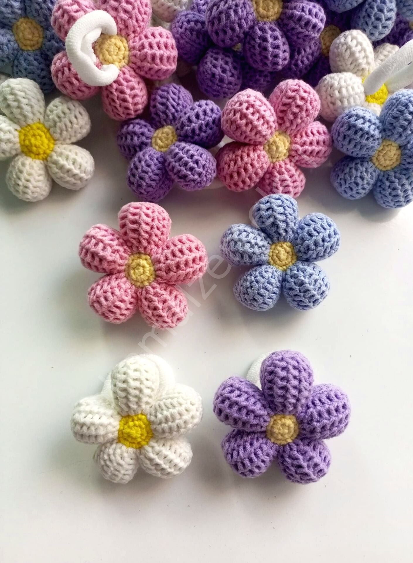 Lastik tokalı örgü çiçekler